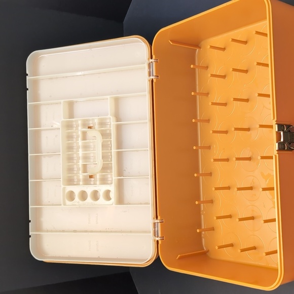 VGT,Wilson Wil-Hold Plastic Sewing Box in Mustard Yellow. - Picture 5 of 10